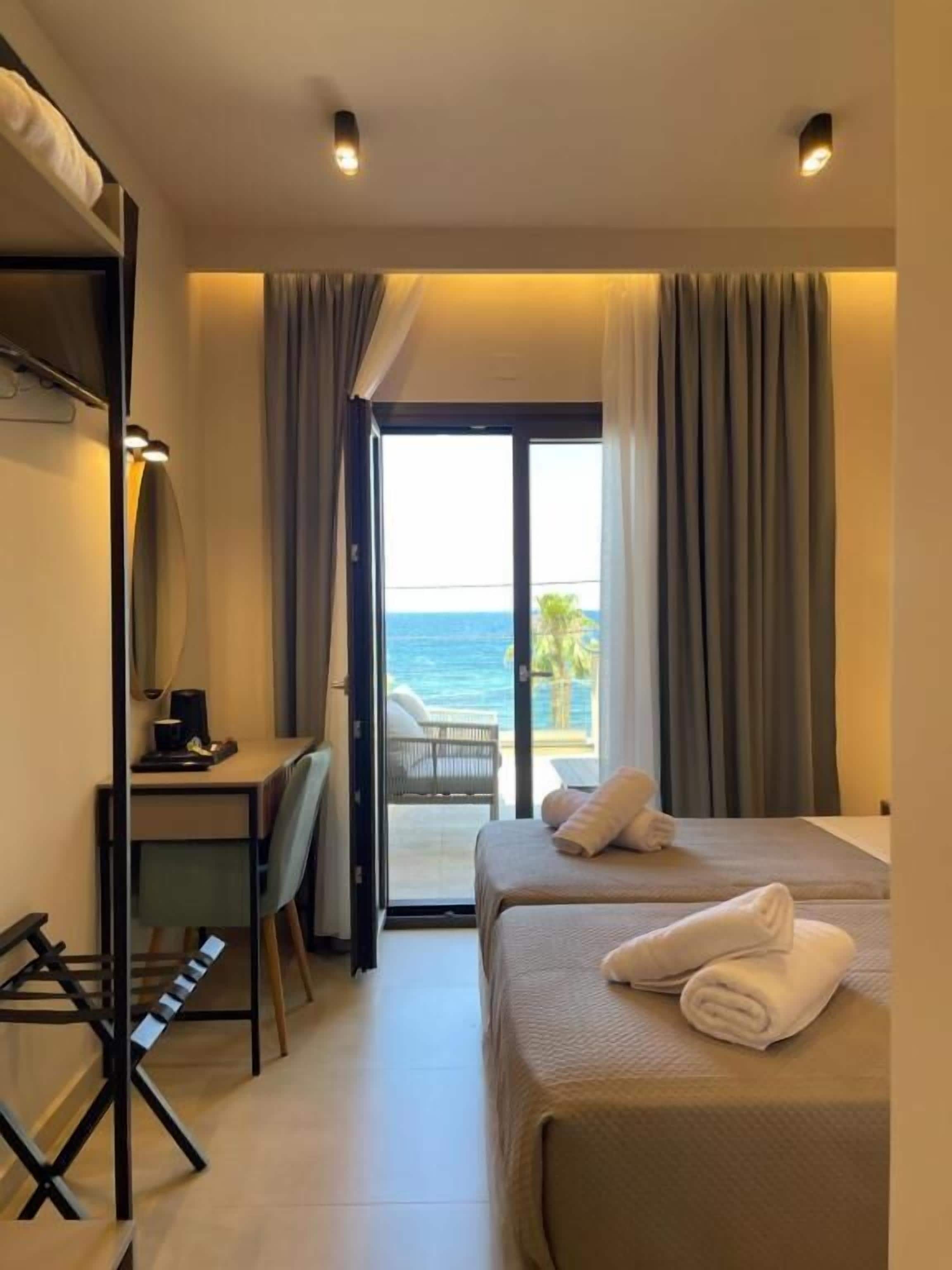 In-room safe, desk, free WiFi