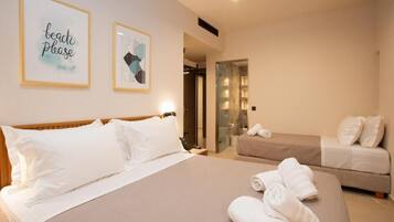 In-room safe, desk, free WiFi