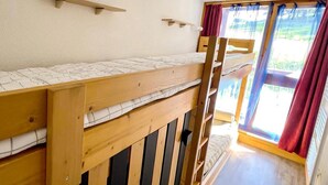 A bunk bed room with a window and curtains. - Apartment facing the slopes, ski in, ski out! Les Arcs 1800 (Bourg-Saint-Maurice)