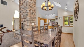 House, 4 Bedrooms | Dining - 15 Lassen Ln 4 Bedroom Home (Bend)