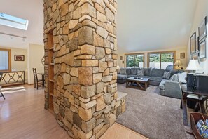 House, 4 Bedrooms | Living area - 15 Lassen Ln 4 Bedroom Home (Bend)