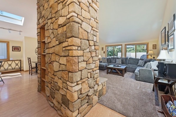House, 4 Bedrooms | Living area