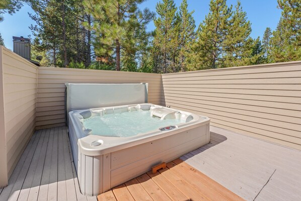 House, 4 Bedrooms | Outdoor spa tub