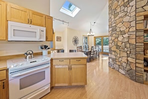 House, 4 Bedrooms | Private kitchen