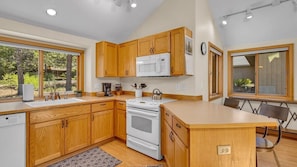 House, 4 Bedrooms | Private kitchen