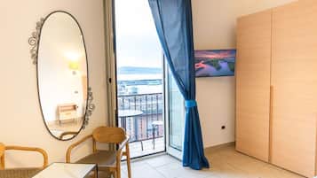 Deluxe Townhome, Sea View | Desk, free WiFi