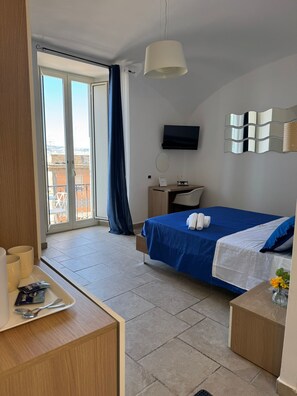 Habitación Elite, varias camas, vista al mar | Escritorio y wifi gratis 