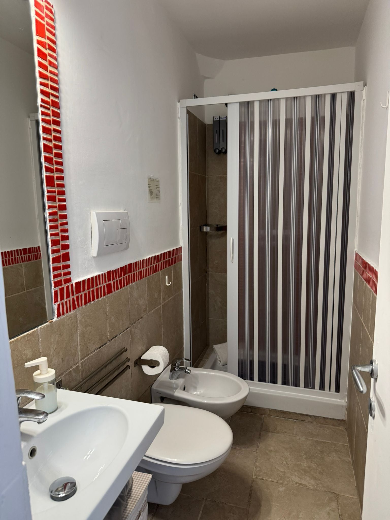 Comfort kamer, 1 queensize bed, uitzicht op zee | Badkamer | Een douche, gratis toiletartikelen, handdoeken, zeep