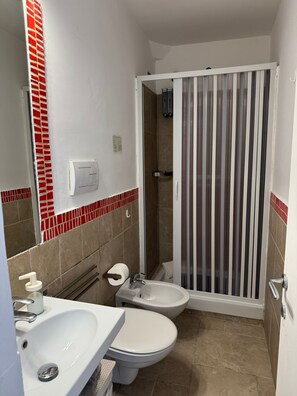 Rom – comfort, 1 queensize-seng, sjøutsikt | Bad | Dusj, toalettartikler (inkludert), håndklær og såpe