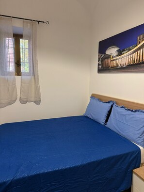 Chambre, plusieurs lits | Bureau, Wi-Fi gratuit