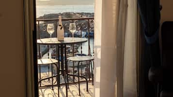 Deluxe Townhome, Sea View | Desk, free WiFi