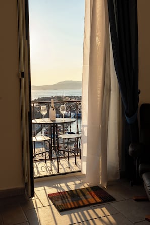 Deluxe Townhome, Sea View | Desk, free WiFi