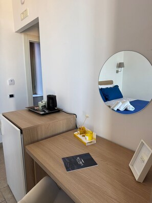 Habitación Deluxe, 1 cama Queen size, vista al mar | Escritorio y wifi gratis 