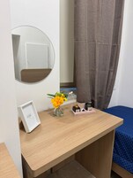 Habitación básica, varias camas | Escritorio y wifi gratis
