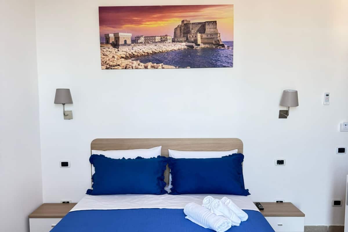 Deluxe Room, 1 Queen Bed, Sea View | Desk, WiFi (free)