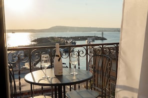 Deluxe Townhome, Sea View | Desk, free WiFi