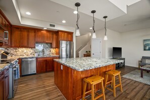 Condo, 3 Bedrooms | Private kitchen | Fridge, oven, coffee/tea maker, toaster