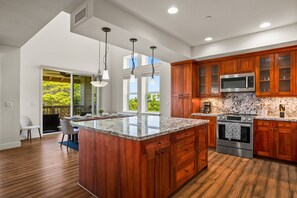 Condo, 3 Bedrooms | Private kitchen | Fridge, oven, coffee/tea maker, toaster