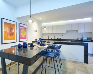 Kühlschrank, Mikrowelle, Wasserkocher mit Kaffee-/Teezubehör