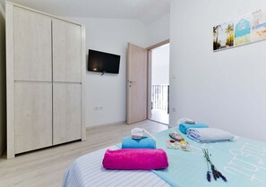 3 bedrooms, iron/ironing board, WiFi, bed sheets