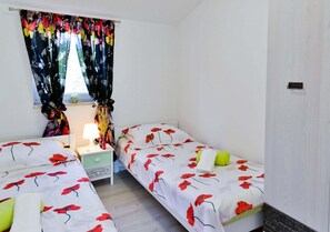 3 habitaciones, tabla de planchar con plancha, wifi y ropa de cama 