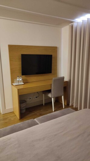 Old Thrush's Room | Free WiFi