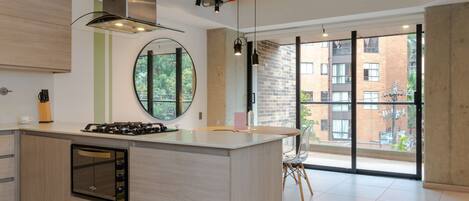 Kjøleskap, kokeplater og kjøkkenutstyr