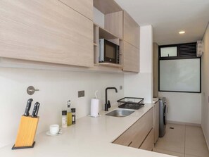 Kühlschrank, Herdplatte, Wasserkocher mit Kaffee-/Teezubehör