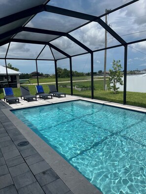 Outdoor pool, a heated pool - Villa Annika (Cape Coral)