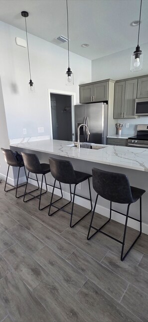 Fridge, microwave, oven, stovetop - Villa Annika (Cape Coral)