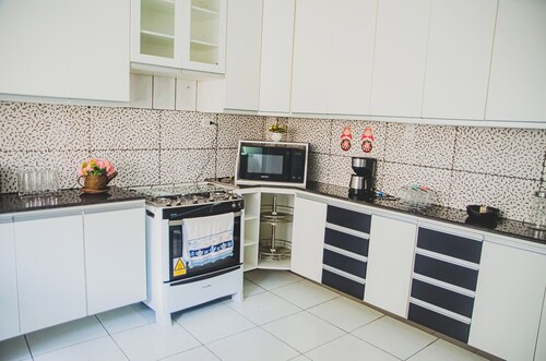 Casa Completa com 3 su tes Wi-fi e Smart Lock