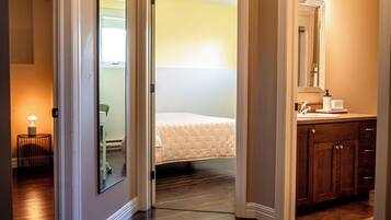 3 bedrooms, desk, iron/ironing board, free WiFi