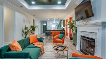 Smart TV, caminetto, libri