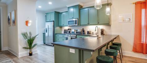 Een koelkast, een microgolfoven, een oven, een kookplaat