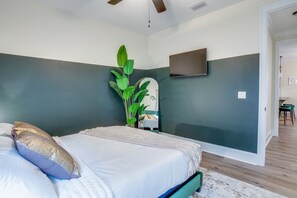 3 bedrooms, desk, iron/ironing board, free WiFi