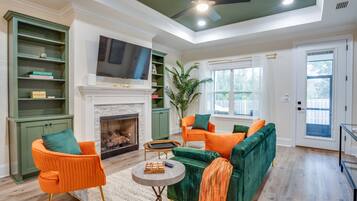 Smart TV, caminetto, libri