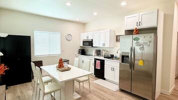 Fridge, microwave, stovetop, dishwasher