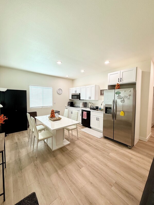 Fridge, microwave, stovetop, dishwasher