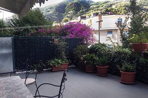 Outdoor dining - In rapallo rent two-room apartment 800 meters from the sea with large panoramic terrace (Rapallo)