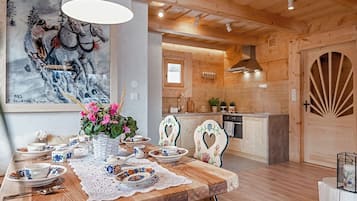 Domek 1 typu Deluxe z widokiem na góry | Dining room