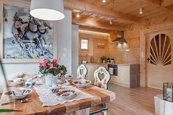 Domek 1 typu Deluxe z widokiem na góry | Dining room