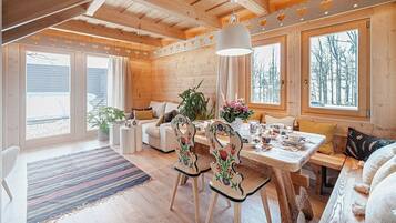Domek 1 typu Deluxe z widokiem na góry | Dining room