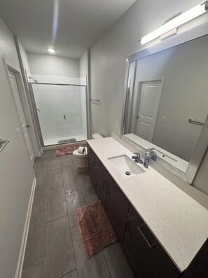 Douche, sèche-cheveux, serviettes fournies, papier toilette