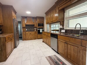 Kylskåp, mikrovågsugn, ugn och spishäll