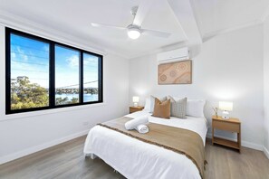 4 bedrooms, iron/ironing board, WiFi, bed sheets