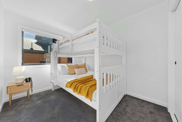 4 bedrooms, iron/ironing board, WiFi, bed sheets