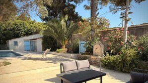 An outdoor patio area with a pool, seating, and a stone wall. - Maison Sud: Between sea and vineyards (Martigues)