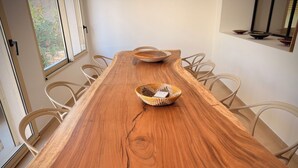 A wooden dining table with woven baskets and white chairs. - Maison Sud: Between sea and vineyards (Martigues)