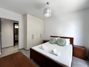 2 bedrooms, iron/ironing board, free WiFi, bed sheets