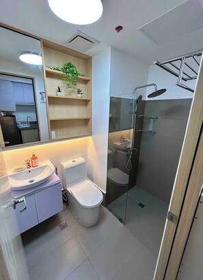 Dormitorio compartido, 1 habitación, accesible para personas con discapacidad, balcón | Servicios del cuarto de baño
